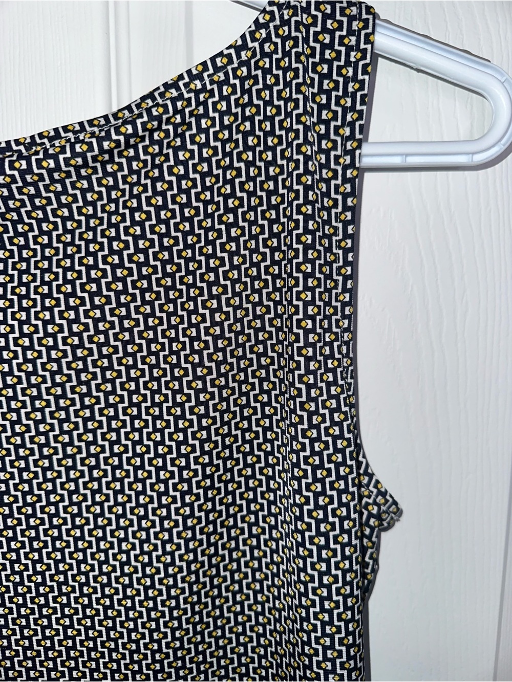 Ann Taylor Black yellow and White Geometric Sleeveless tank top . - Picture 8 of 9